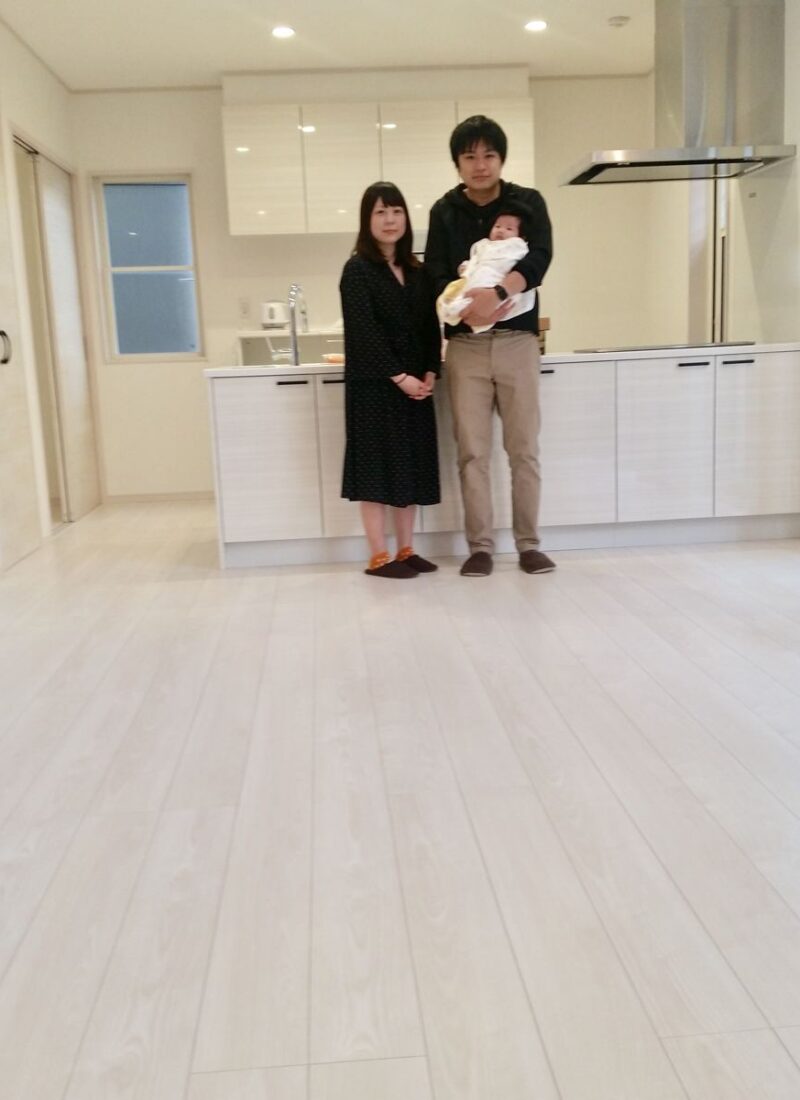 埼玉県さいたま市のご新築マンションで施工後の床とお客様（ワンニャンすべらんフロアコーティング施工後）