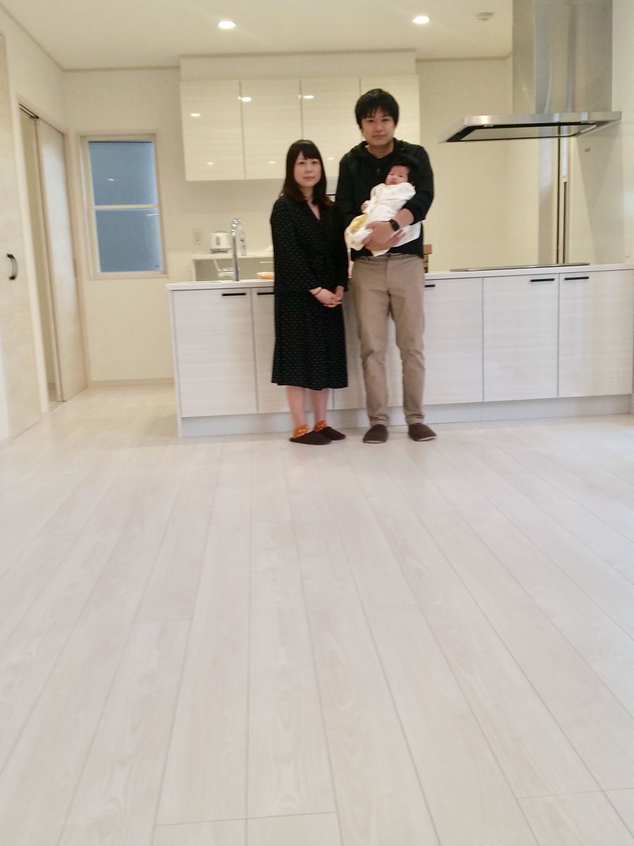 埼玉県さいたま市のご新築マンションで施工後の床とお客様(ワンニャンすべらんフロアコーティング施工後)