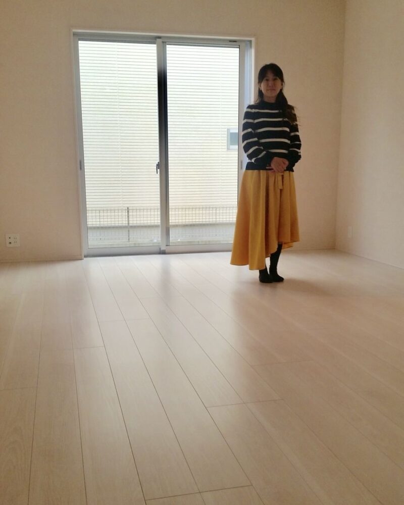 埼玉県さいたま市のご新築マンションで施工後の床とお客様（ワンニャンすべらんフロアコーティング施工後）