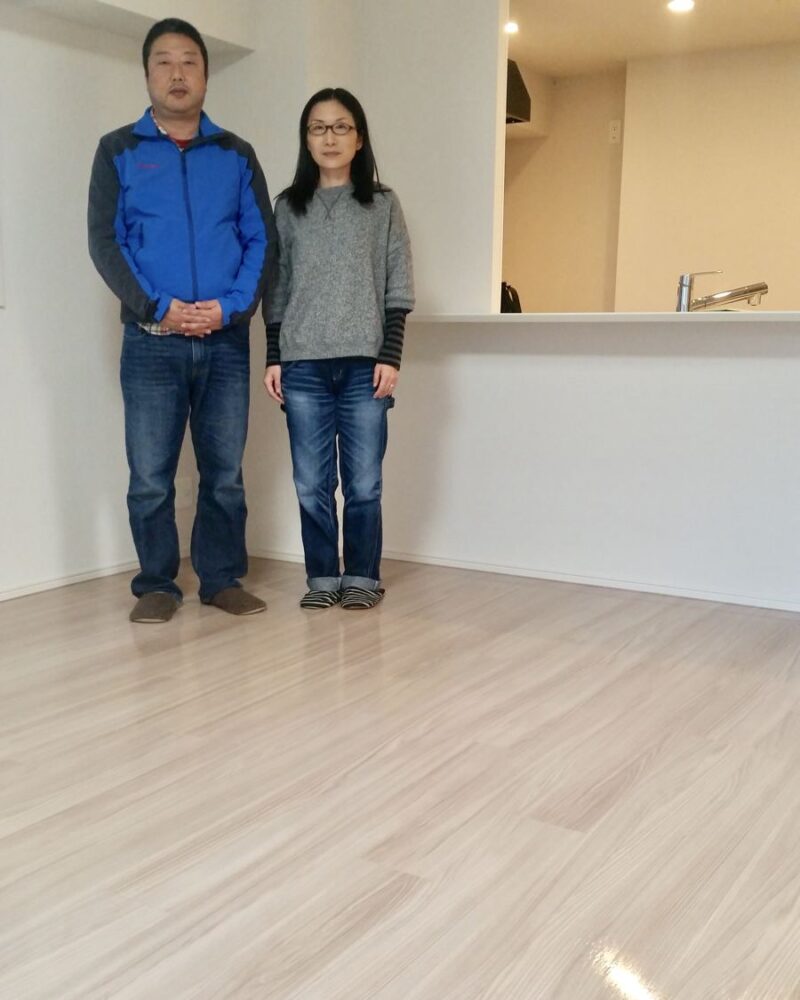 埼玉県さいたま市のご新築マンションで施工後の床とお客様（ワンニャンすべらんフロアコーティング施工後）