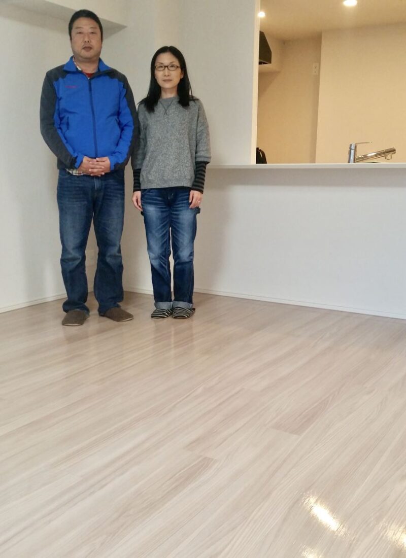 埼玉県さいたま市のご新築マンションで施工後の床とお客様（ワンニャンすべらんフロアコーティング施工後）