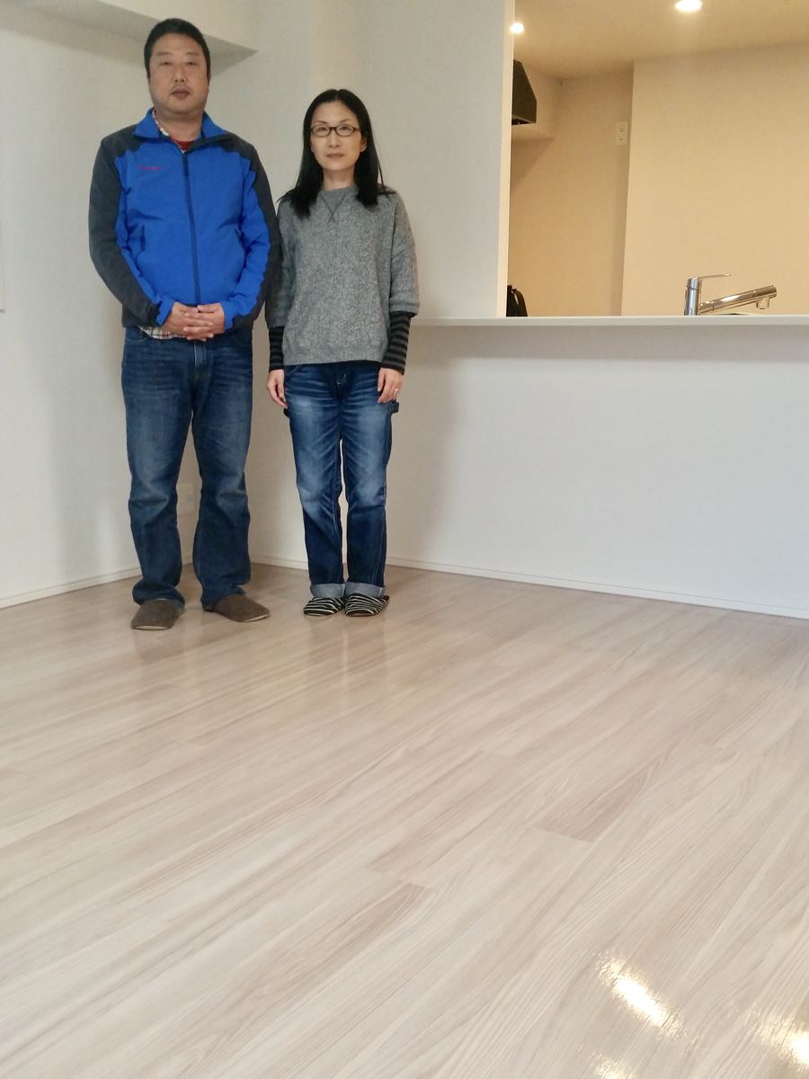 埼玉県さいたま市のご新築マンションで施工後の床とお客様(ワンニャンすべらんフロアコーティング施工後)