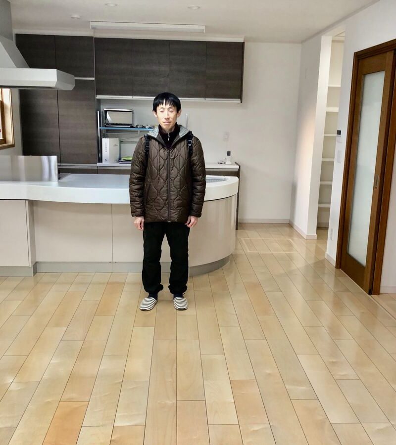 埼玉県さいたま市のご新築戸建てで施工後の床とお客様（ワンニャンすべらんフロアコーティング施工後）