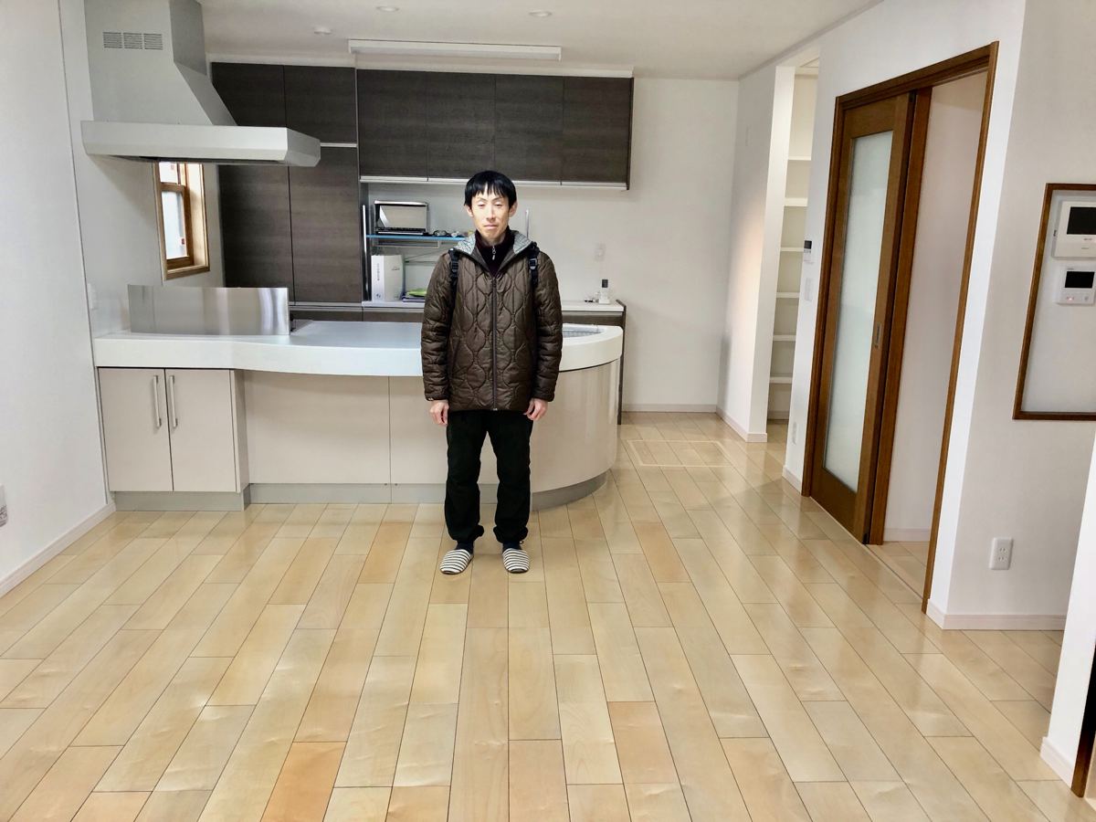 埼玉県さいたま市のご新築戸建てで施工後の床とお客様(ワンニャンすべらんフロアコーティング施工後)
