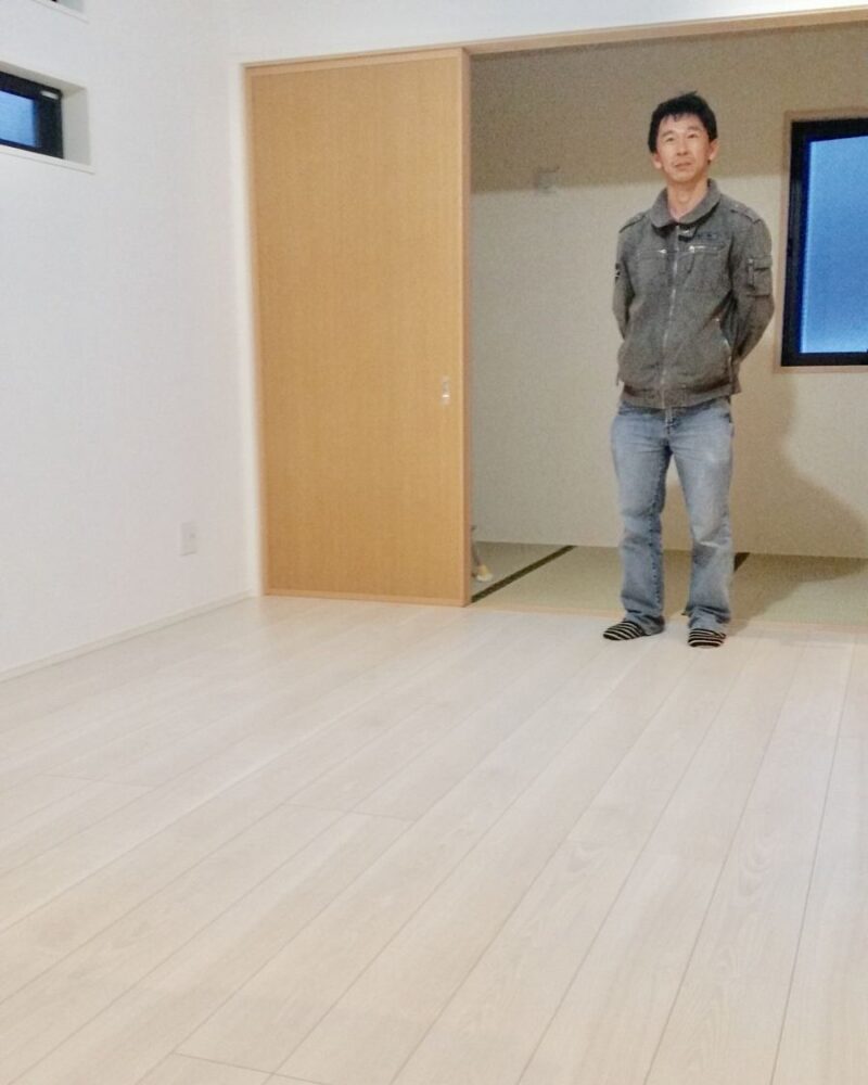 埼玉県さいたま市のご新築戸建てで施工後の床とお客様（ワンニャンすべらんフロアコーティング施工後）