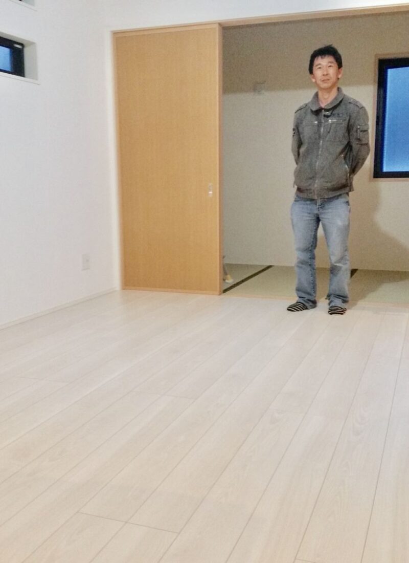 埼玉県さいたま市のご新築戸建てで施工後の床とお客様（ワンニャンすべらんフロアコーティング施工後）