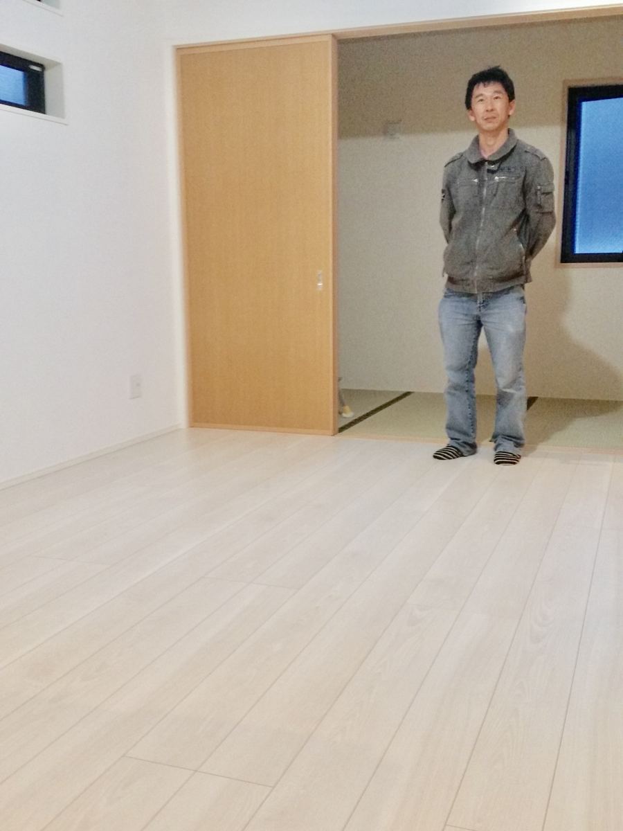 埼玉県さいたま市のご新築戸建てで施工後の床とお客様(ワンニャンすべらんフロアコーティング施工後)