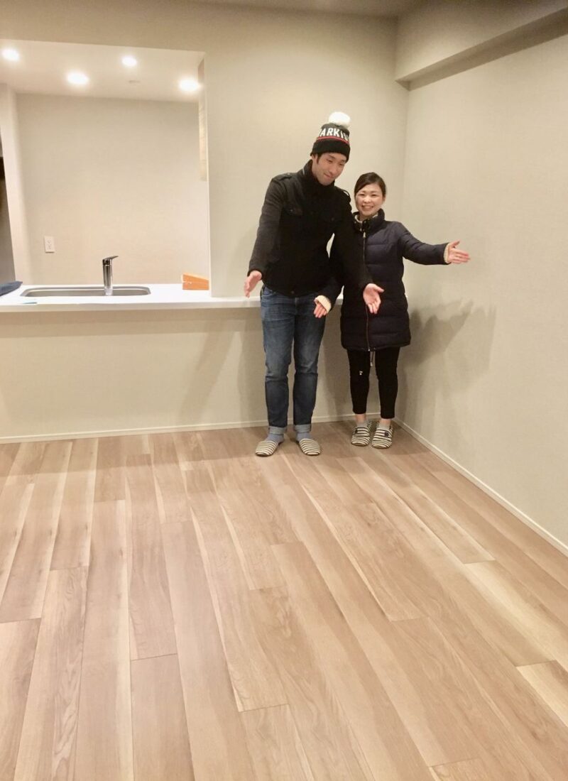 埼玉県さいたま市のご新築マンションで施工後の床とお客様（ワンニャンすべらんフロアコーティング施工後）