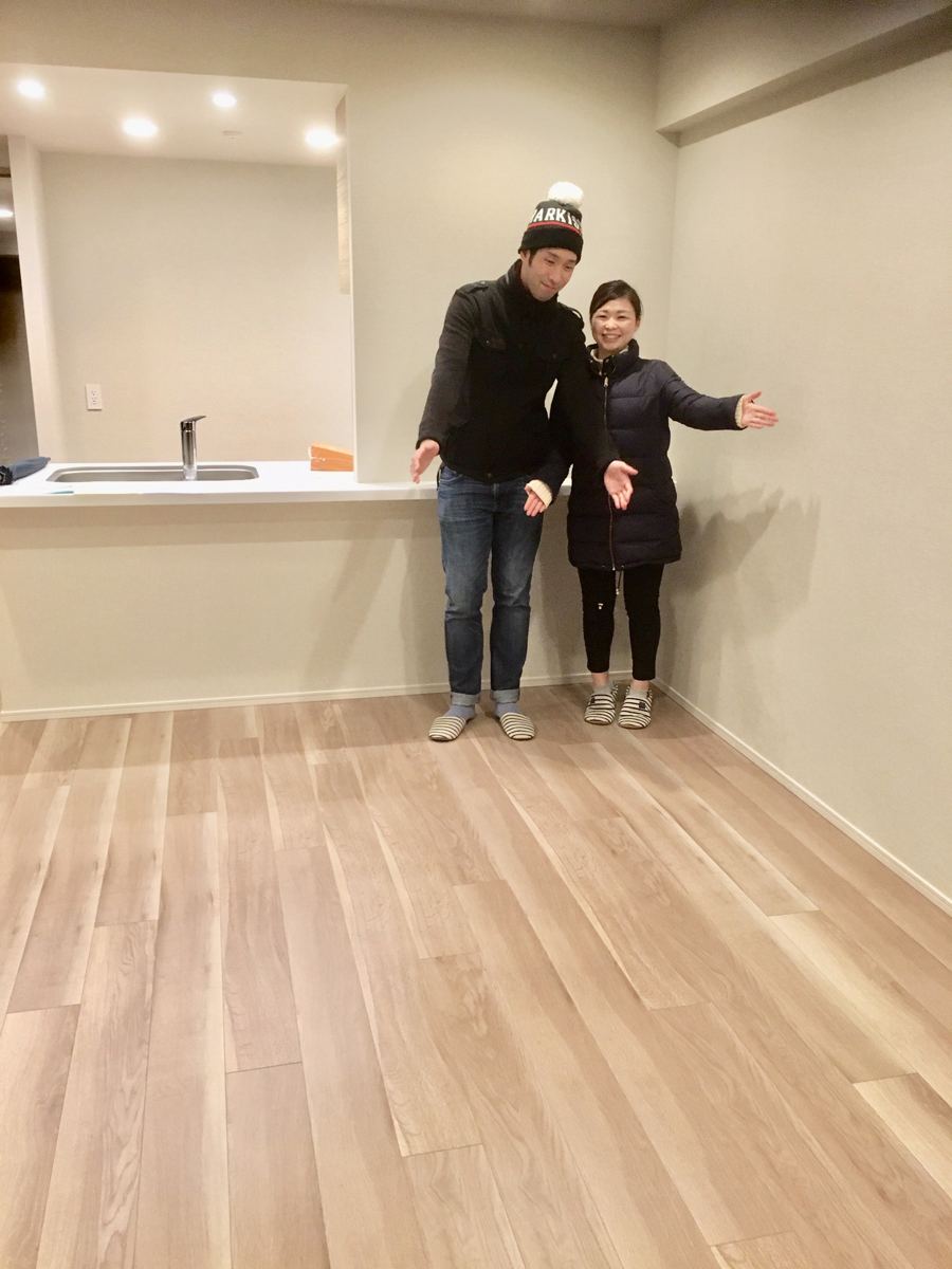 埼玉県さいたま市のご新築マンションで施工後の床とお客様(ワンニャンすべらんフロアコーティング施工後)