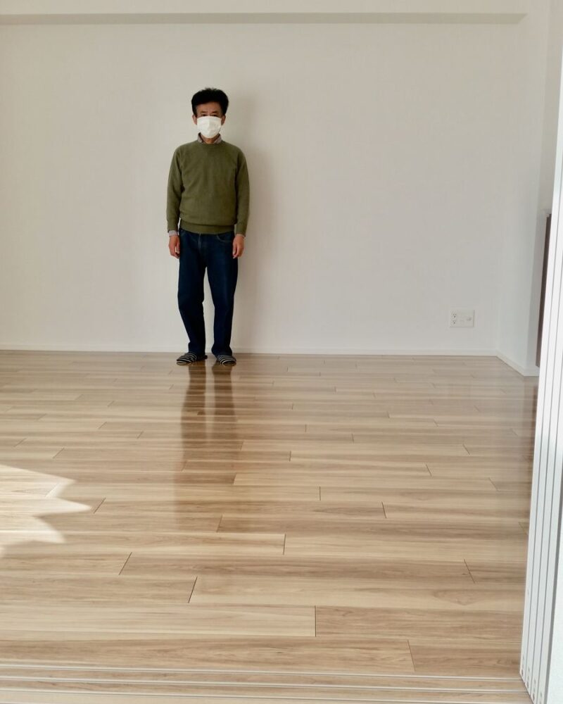 埼玉県さいたま市のご新築マンションで施工後の床とお客様（ワンニャンすべらんフロアコーティング施工後）