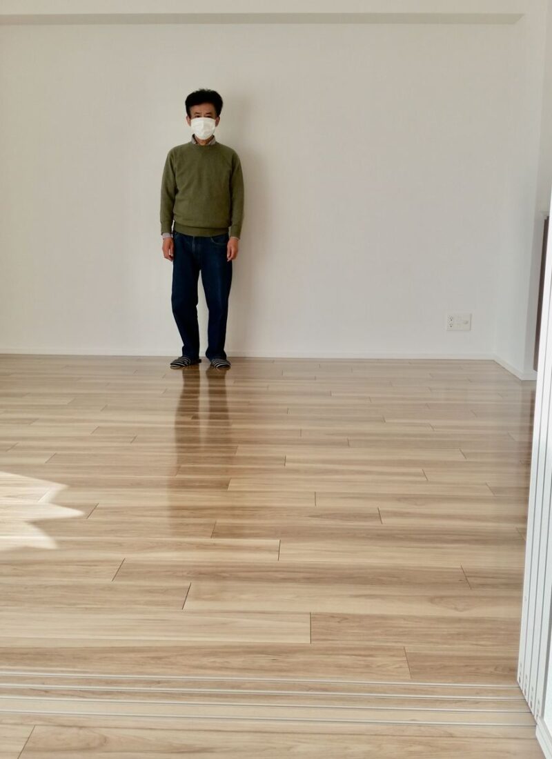 埼玉県さいたま市のご新築マンションで施工後の床とお客様（ワンニャンすべらんフロアコーティング施工後）