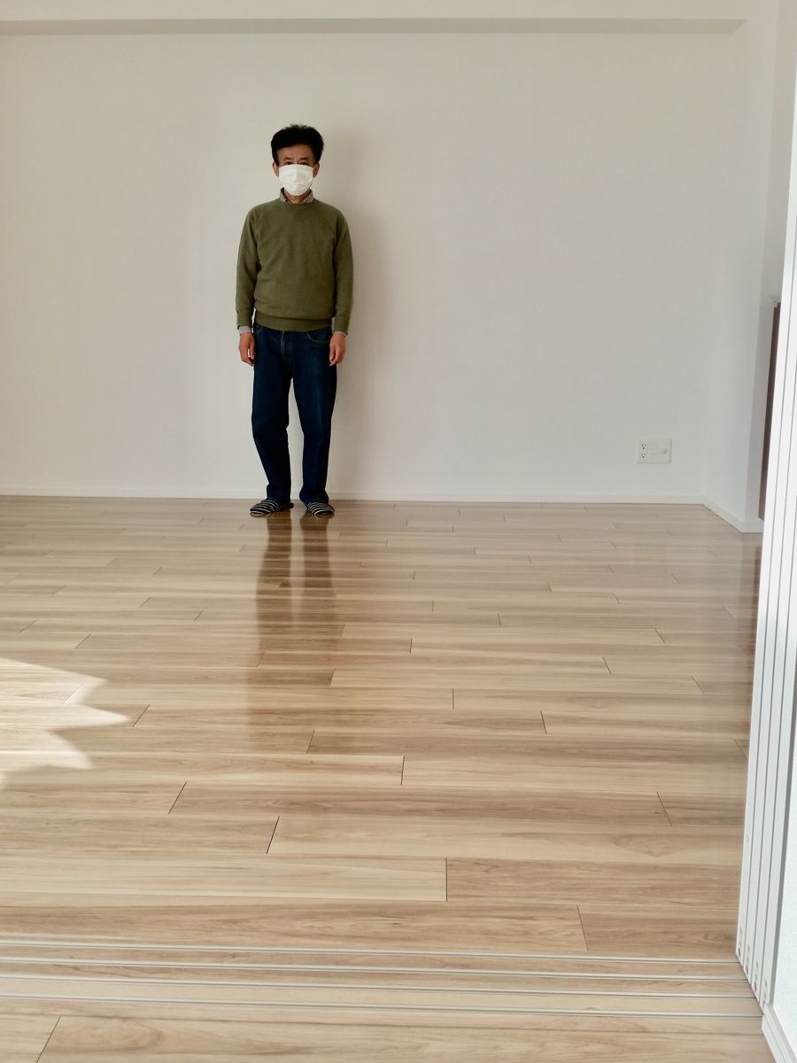 埼玉県さいたま市のご新築マンションで施工後の床とお客様（ワンニャンすべらんフロアコーティング施工後）