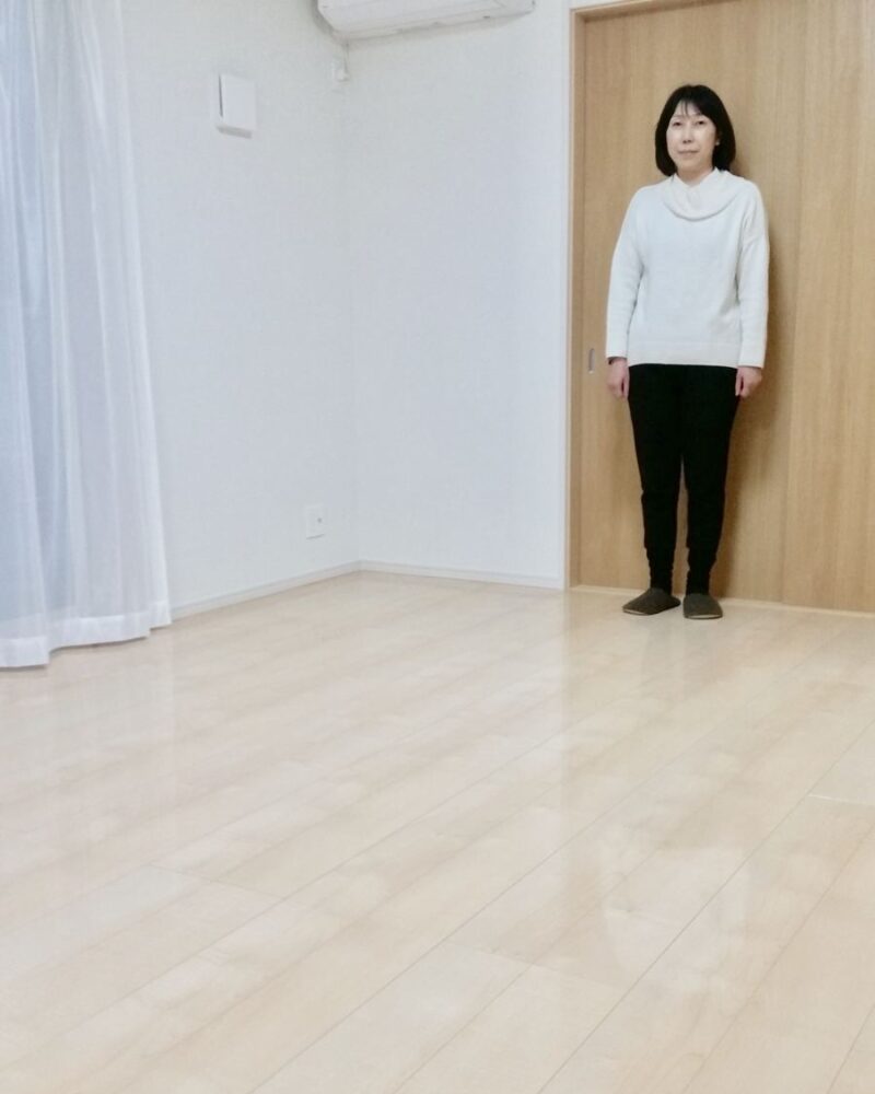 埼玉県さいたま市のご新築マンションで施工後の床とお客様（ワンニャンすべらんフロアコーティング施工後）