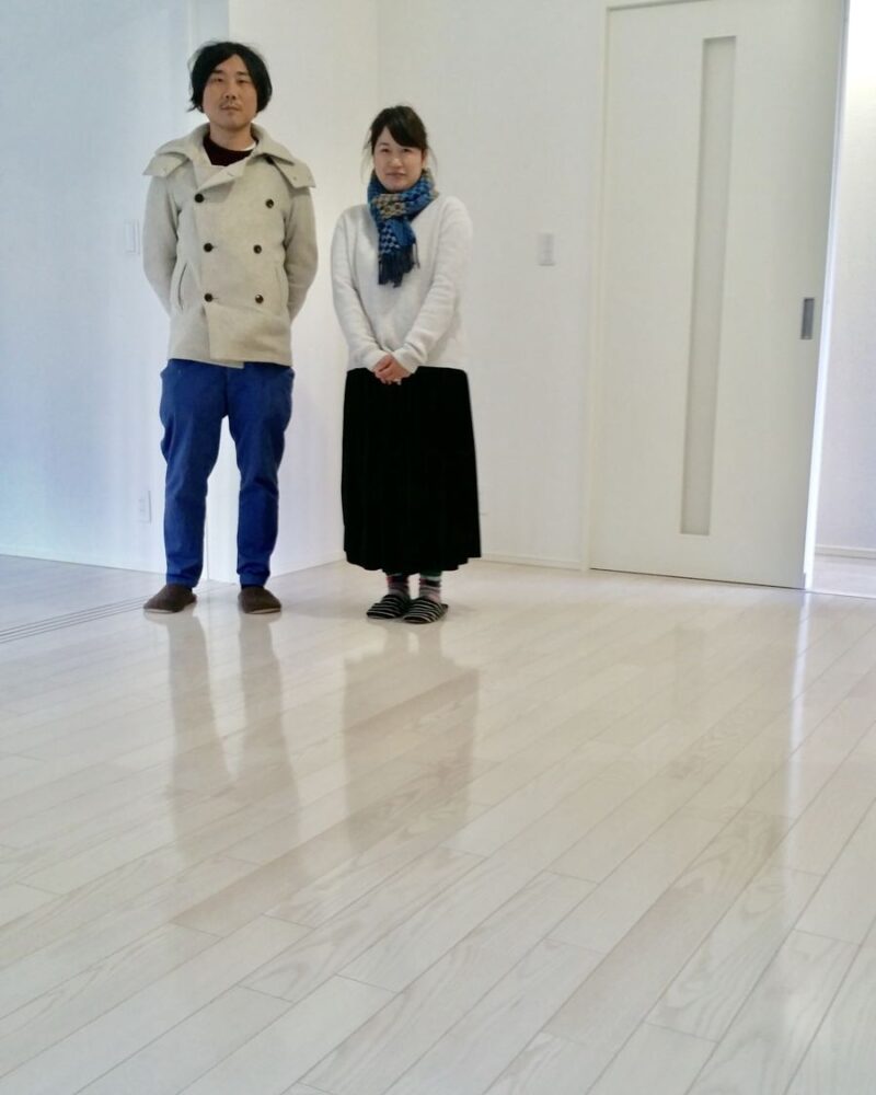 埼玉県さいたま市のご新築マンションで施工後の床とお客様（ワンニャンすべらんフロアコーティング施工後）