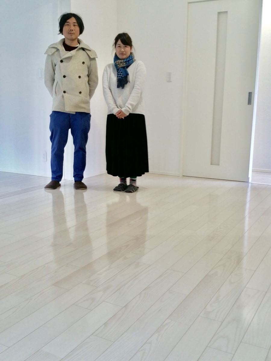 埼玉県さいたま市のご新築マンションで施工後の床とお客様(ワンニャンすべらんフロアコーティング施工後)