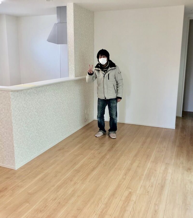 埼玉県さいたま市のご新築マンションで施工後の床とお客様（ワンニャンすべらんフロアコーティング施工後）