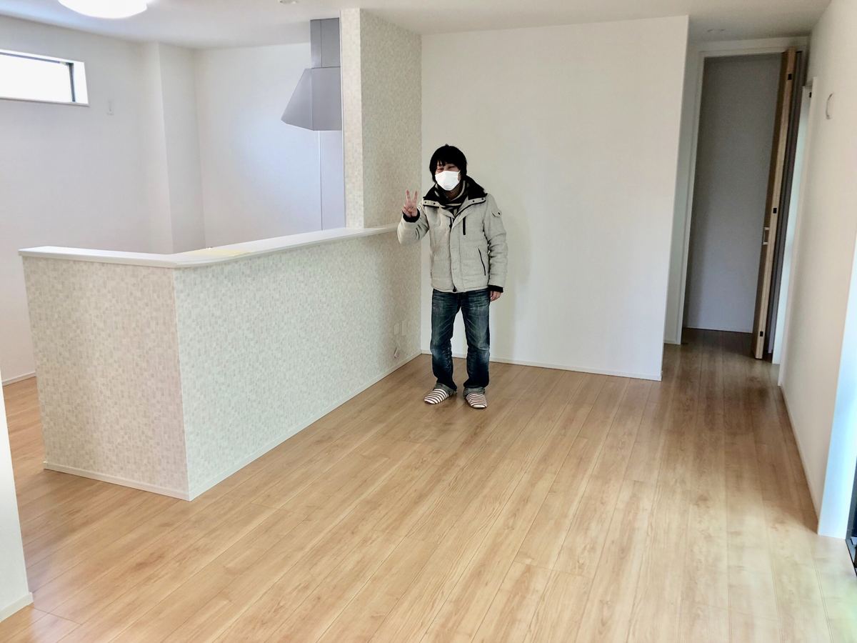 埼玉県さいたま市のご新築マンションで施工後の床とお客様（ワンニャンすべらんフロアコーティング施工後）