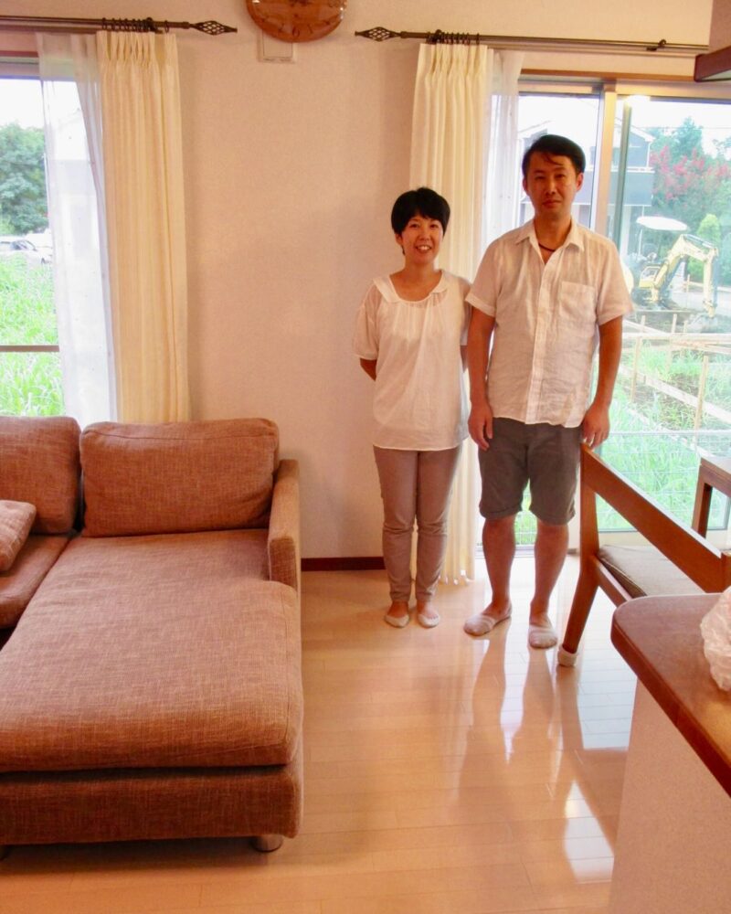 宮城県仙台市青葉区のご新築マンションで施工後のリビングに立つご夫婦（セラミックガラスフロアコーティング（微光沢）施工後）