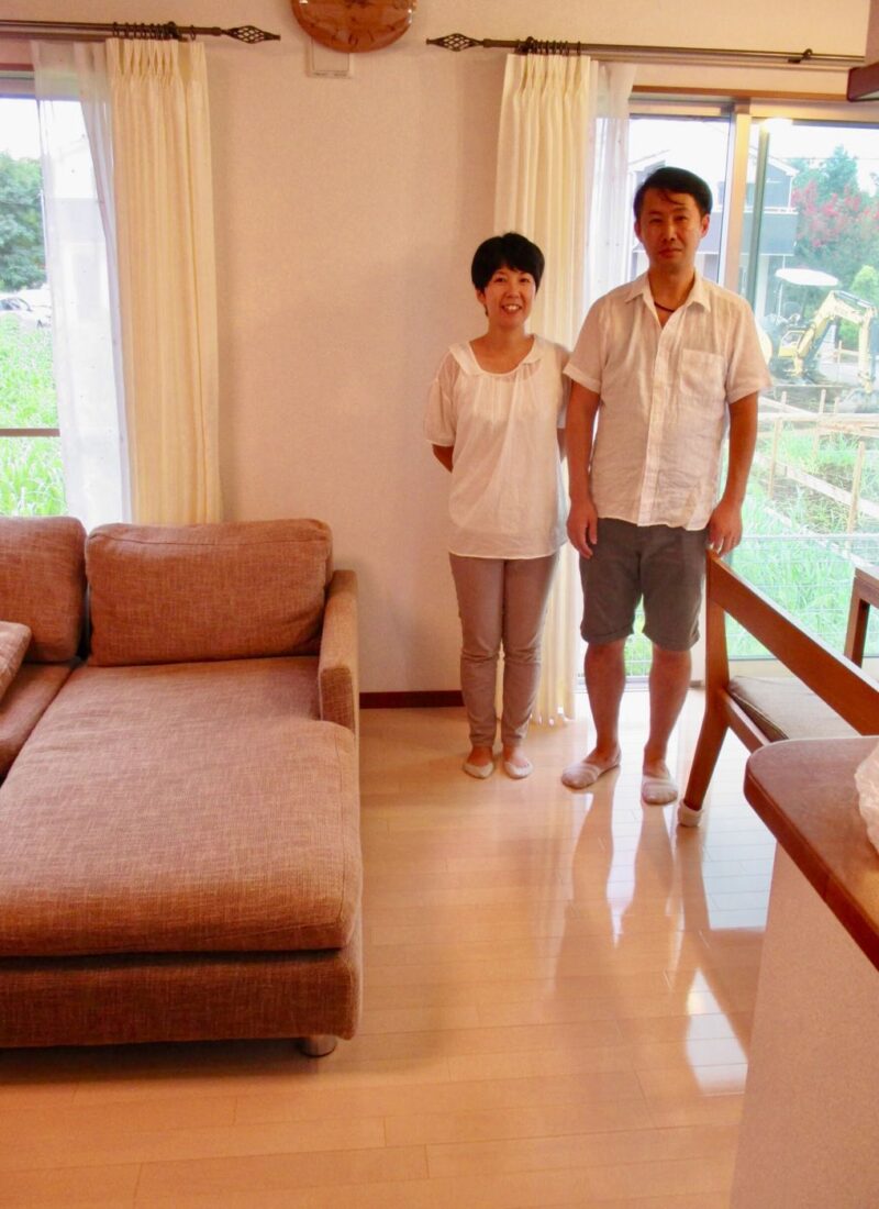 宮城県仙台市青葉区のご新築マンションで施工後のリビングに立つご夫婦（セラミックガラスフロアコーティング（微光沢）施工後）