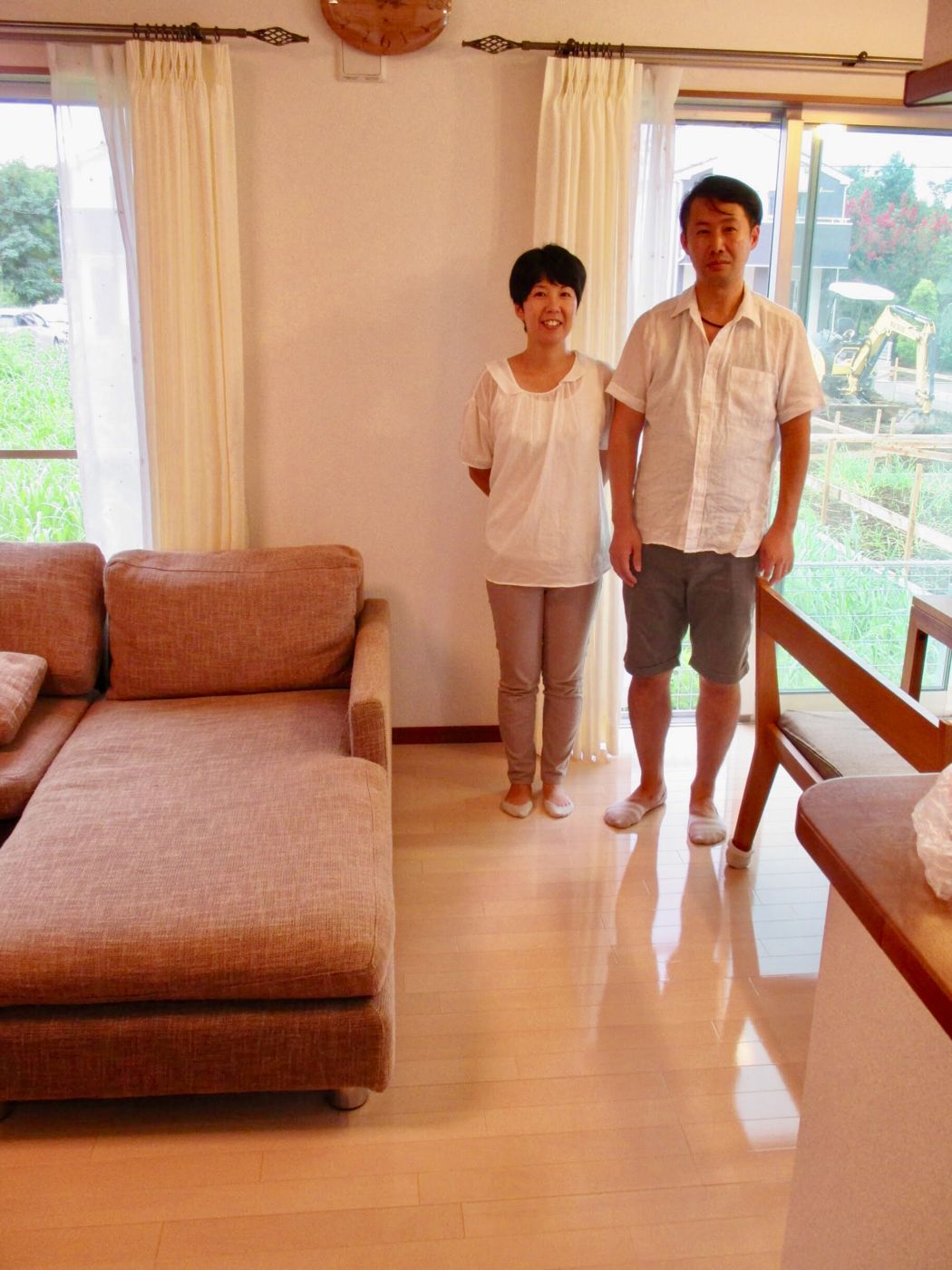 宮城県仙台市青葉区のご新築マンションで施工後のリビングに立つご夫婦(セラミックガラスフロアコーティング(微光沢)施工後)