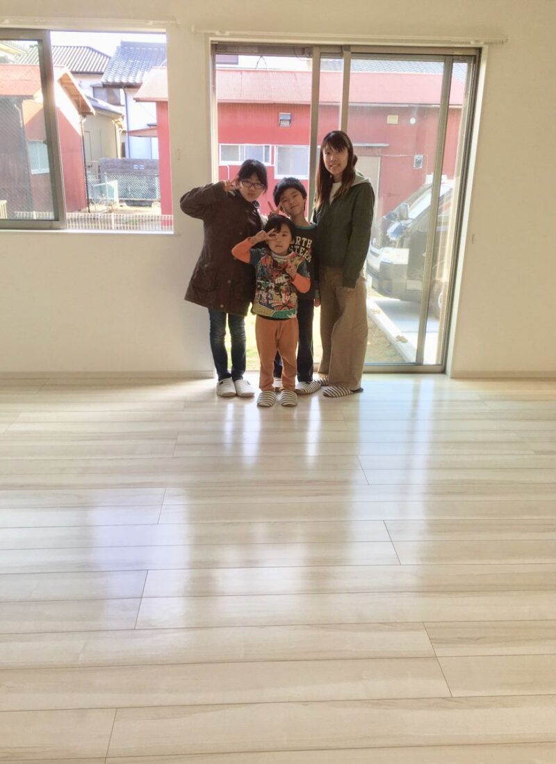 東京都世田谷区のご新築戸建てで施工後の床とお客様（セラミックガラスフロアコーティング（光沢）施工後）