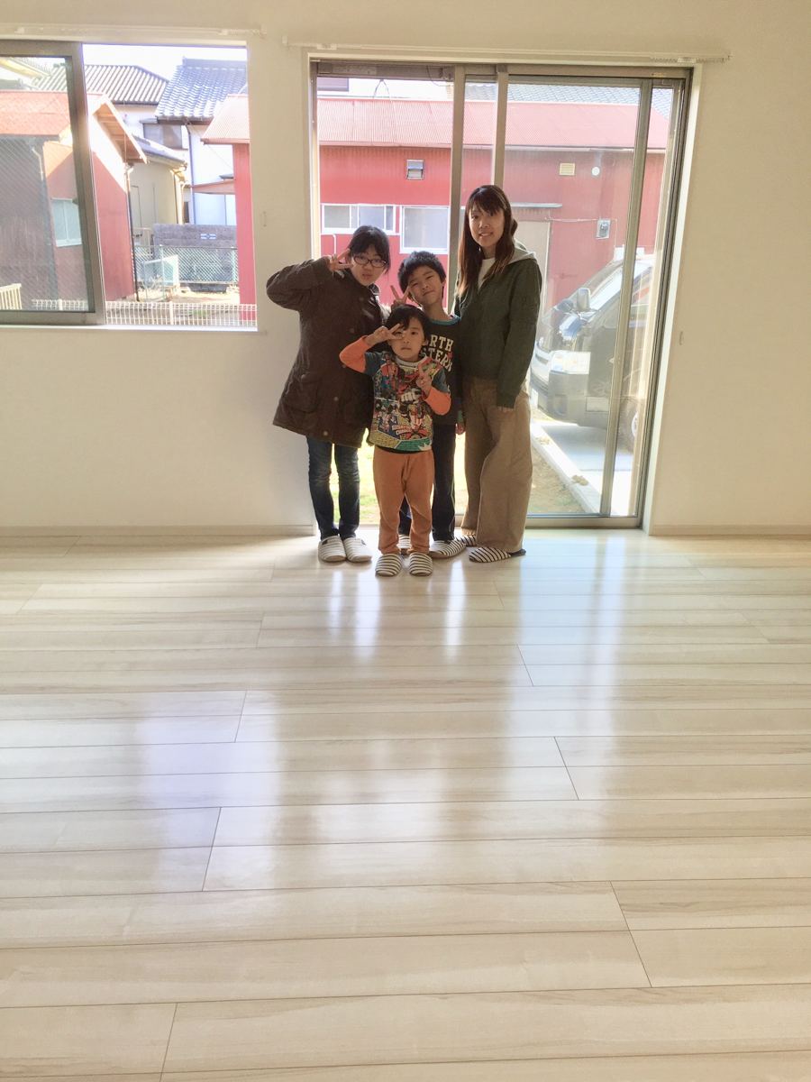 東京都世田谷区のご新築戸建てで施工後の床とお客様（セラミックガラスフロアコーティング（光沢）施工後）