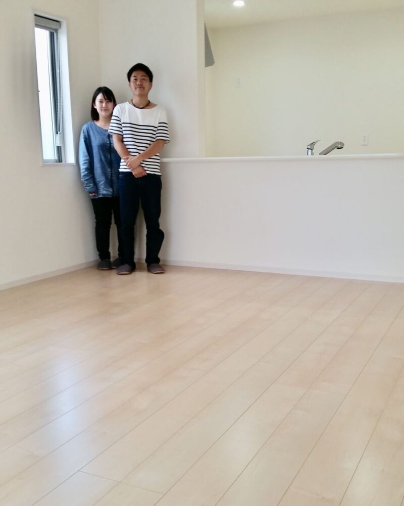 東京都世田谷区のご新築戸建てで施工後の床とお客様（セラミックガラスフロアコーティング（微光沢）施工後）
