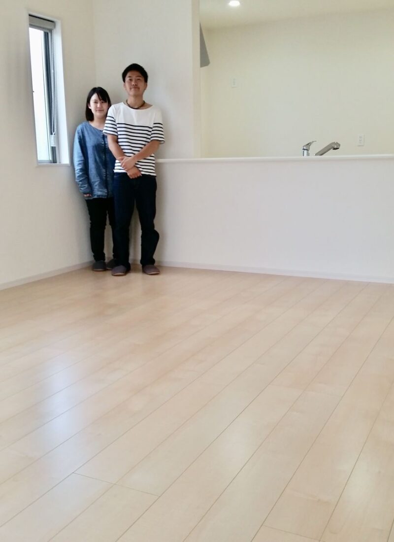 東京都世田谷区のご新築戸建てで施工後の床とお客様（セラミックガラスフロアコーティング（微光沢）施工後）