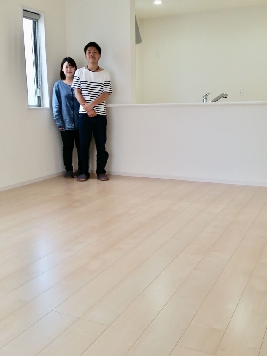 東京都世田谷区のご新築戸建てで施工後の床とお客様（セラミックガラスフロアコーティング（微光沢）施工後）