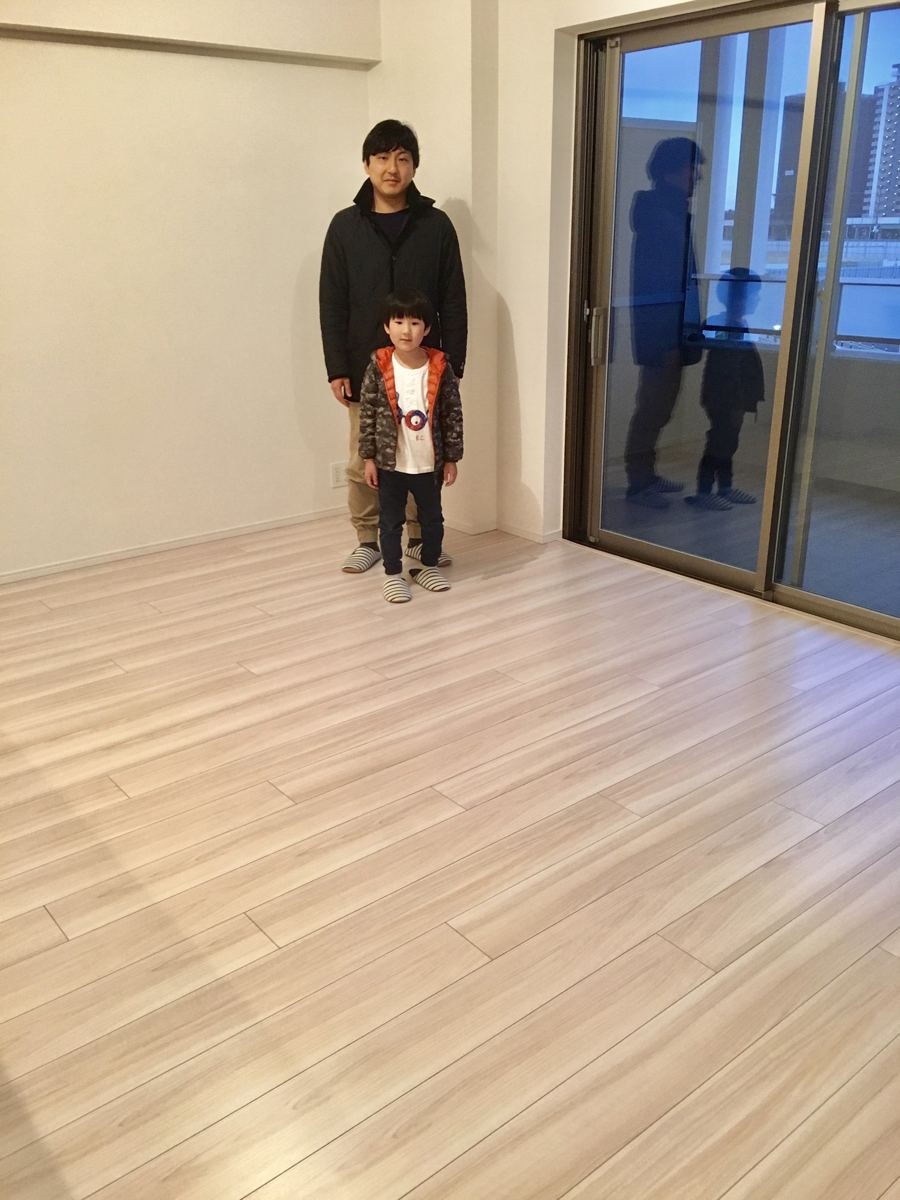 東京都世田谷区のご新築マンションで施工後の床とお客様(水性ウレタンフロアコーティング施工後)