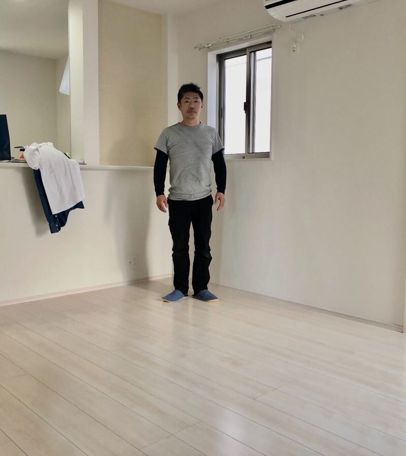 東京都世田谷区のご新築マンションで施工後の床とお客様（水性ウレタンフロアコーティング施工後）