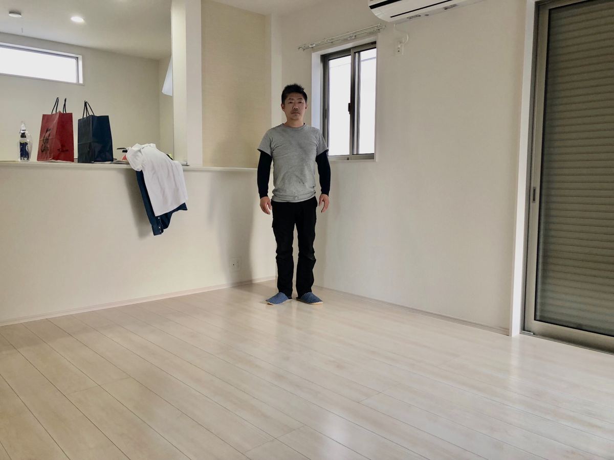 東京都世田谷区のご新築マンションで施工後の床とお客様（水性ウレタンフロアコーティング施工後）