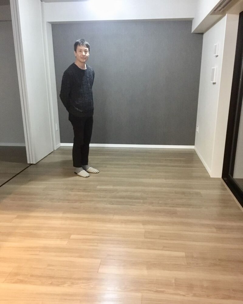 東京都世田谷区のご新築マンションで施工後の床とお客様（水性ウレタンフロアコーティング施工後）