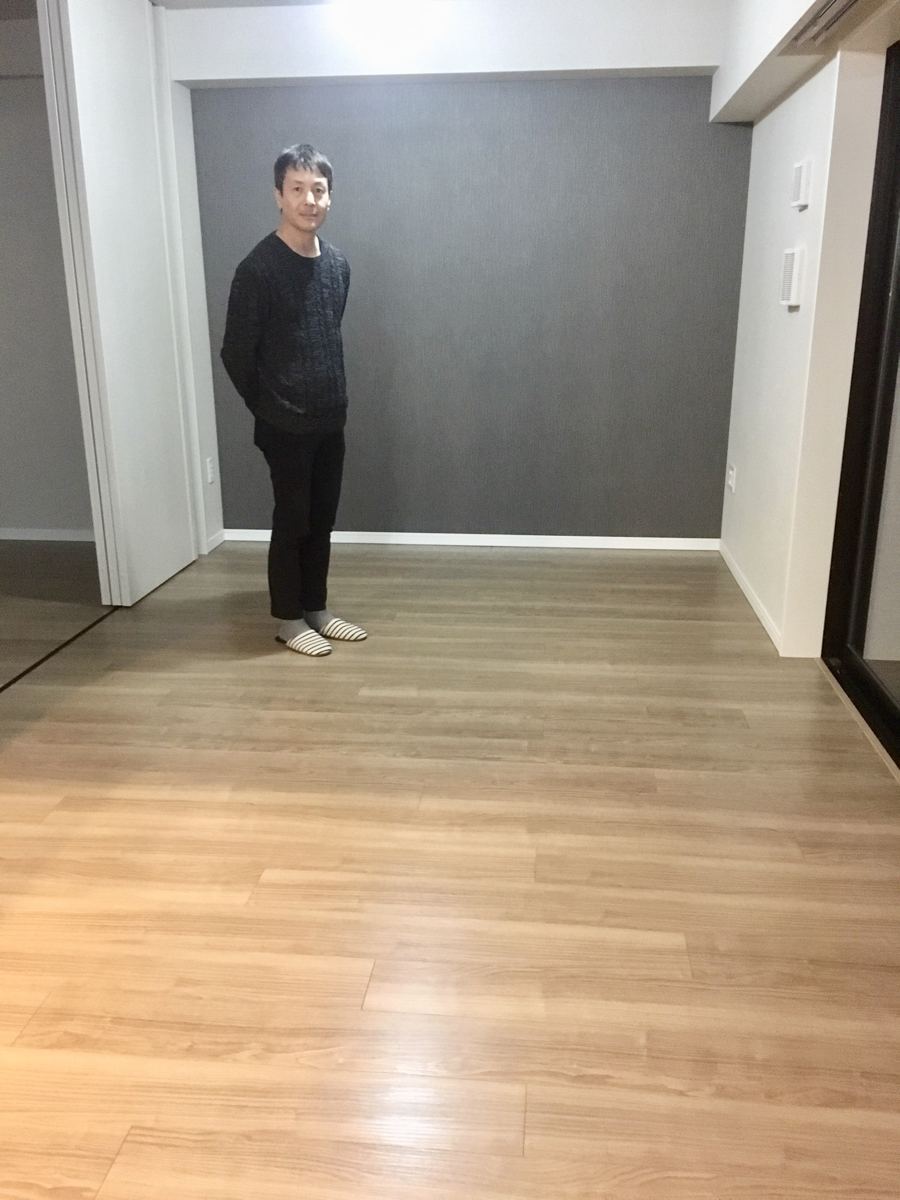 東京都世田谷区のご新築マンションで施工後の床とお客様(水性ウレタンフロアコーティング施工後)