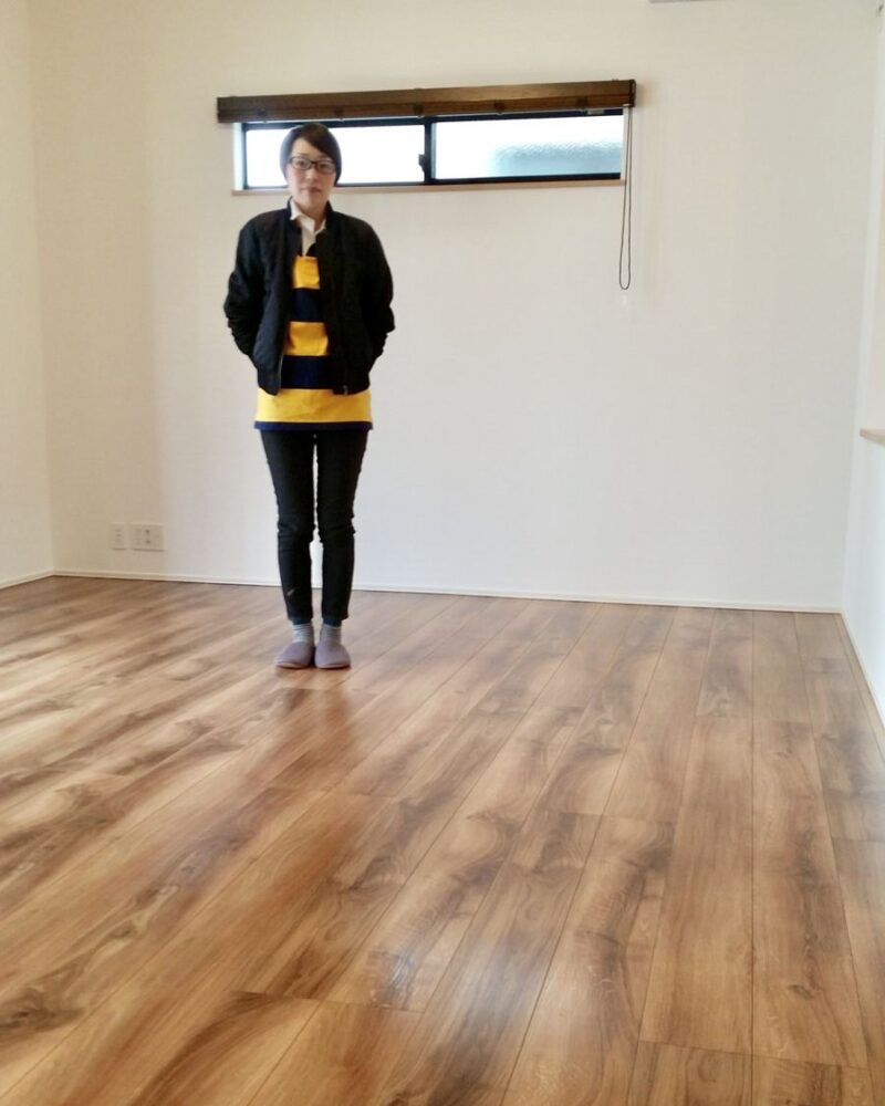 東京都世田谷区のご新築戸建てで施工後の床とお客様（水性ウレタンフロアコーティング施工後）