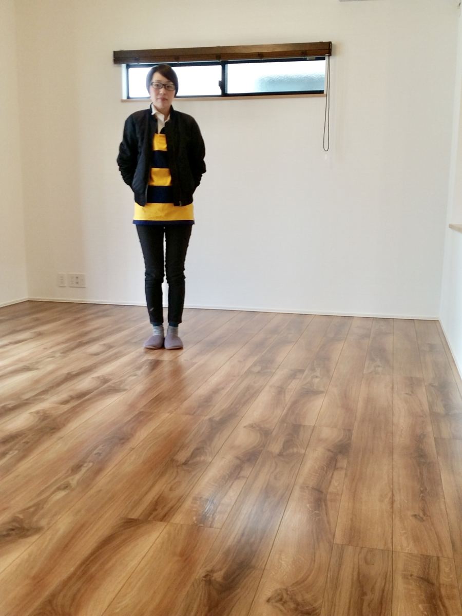 東京都世田谷区のご新築戸建てで施工後の床とお客様(水性ウレタンフロアコーティング施工後)