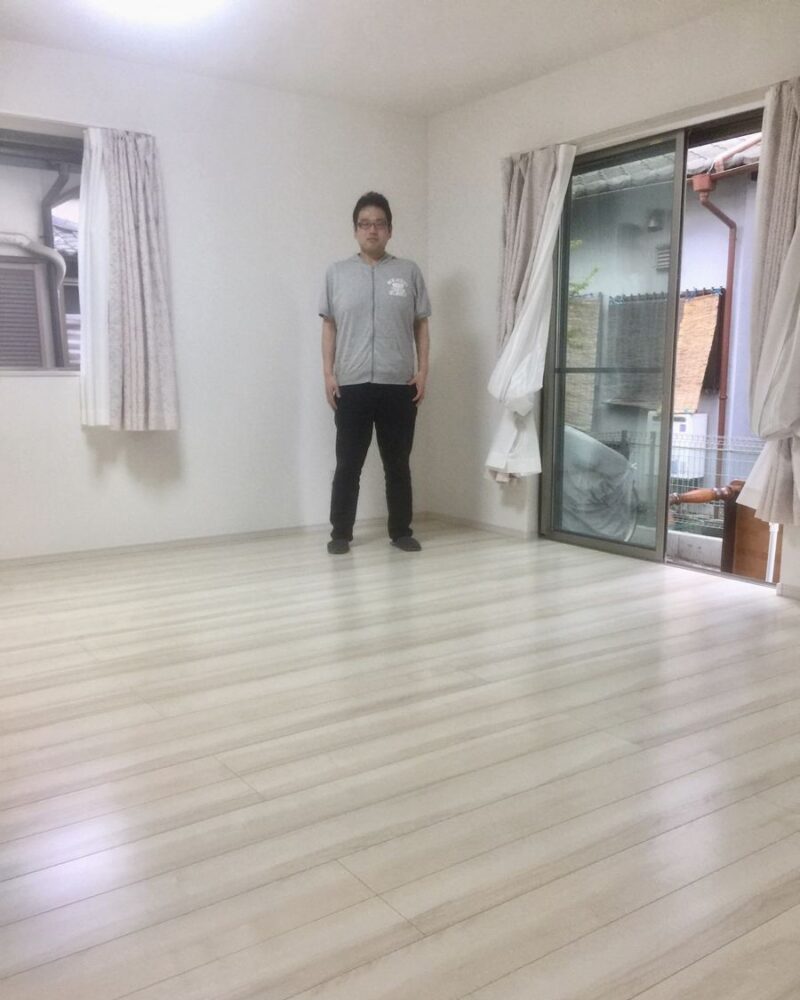 東京都世田谷区のご新築戸建てで施工後の床とお客様（水性ウレタンフロアコーティング施工後）