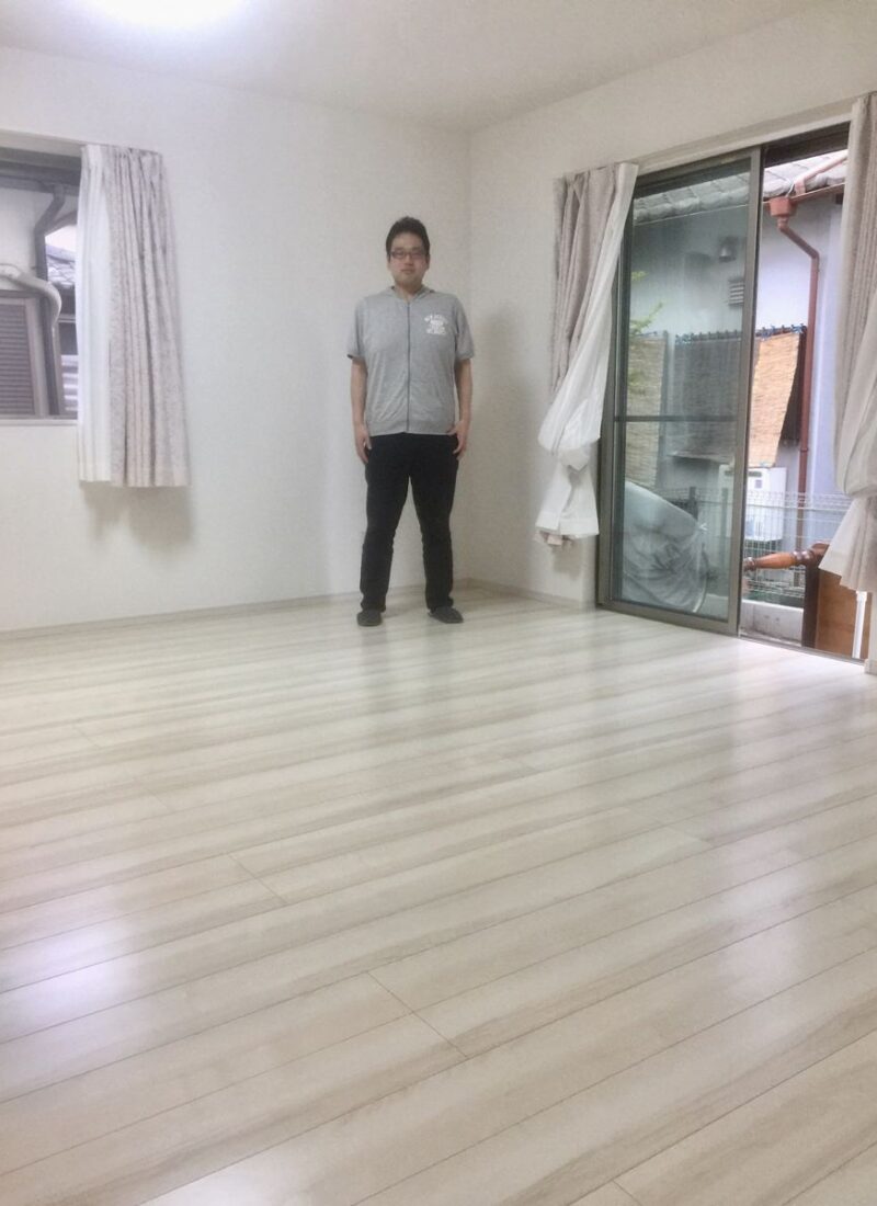 東京都世田谷区のご新築戸建てで施工後の床とお客様（水性ウレタンフロアコーティング施工後）