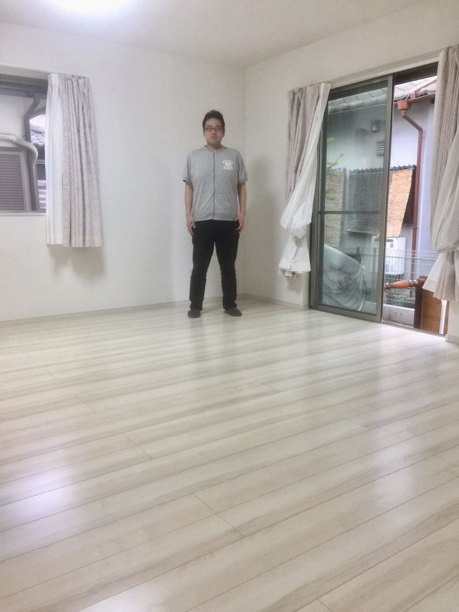 東京都世田谷区のご新築戸建てで施工後の床とお客様(水性ウレタンフロアコーティング施工後)