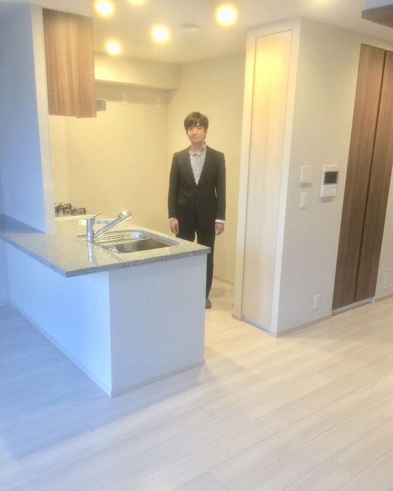 東京都世田谷区のご新築マンションで施工後の床とお客様（水性ウレタンフロアコーティング施工後）