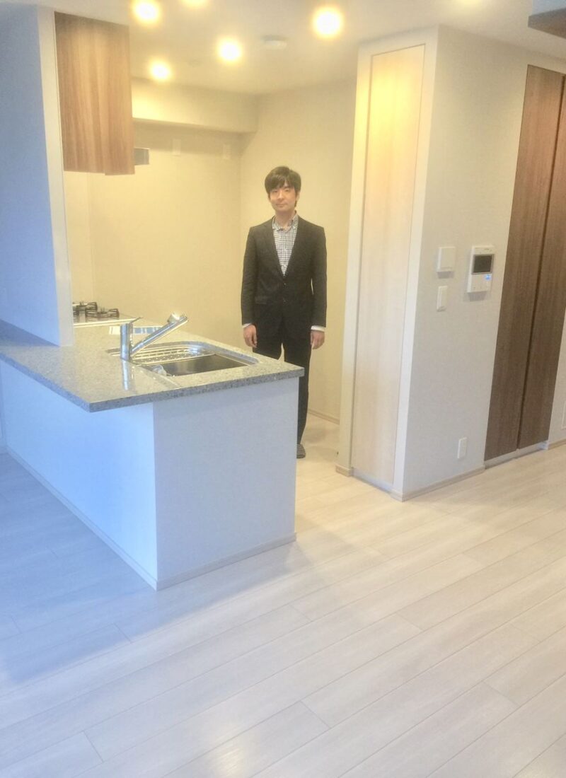 東京都世田谷区のご新築マンションで施工後の床とお客様（水性ウレタンフロアコーティング施工後）