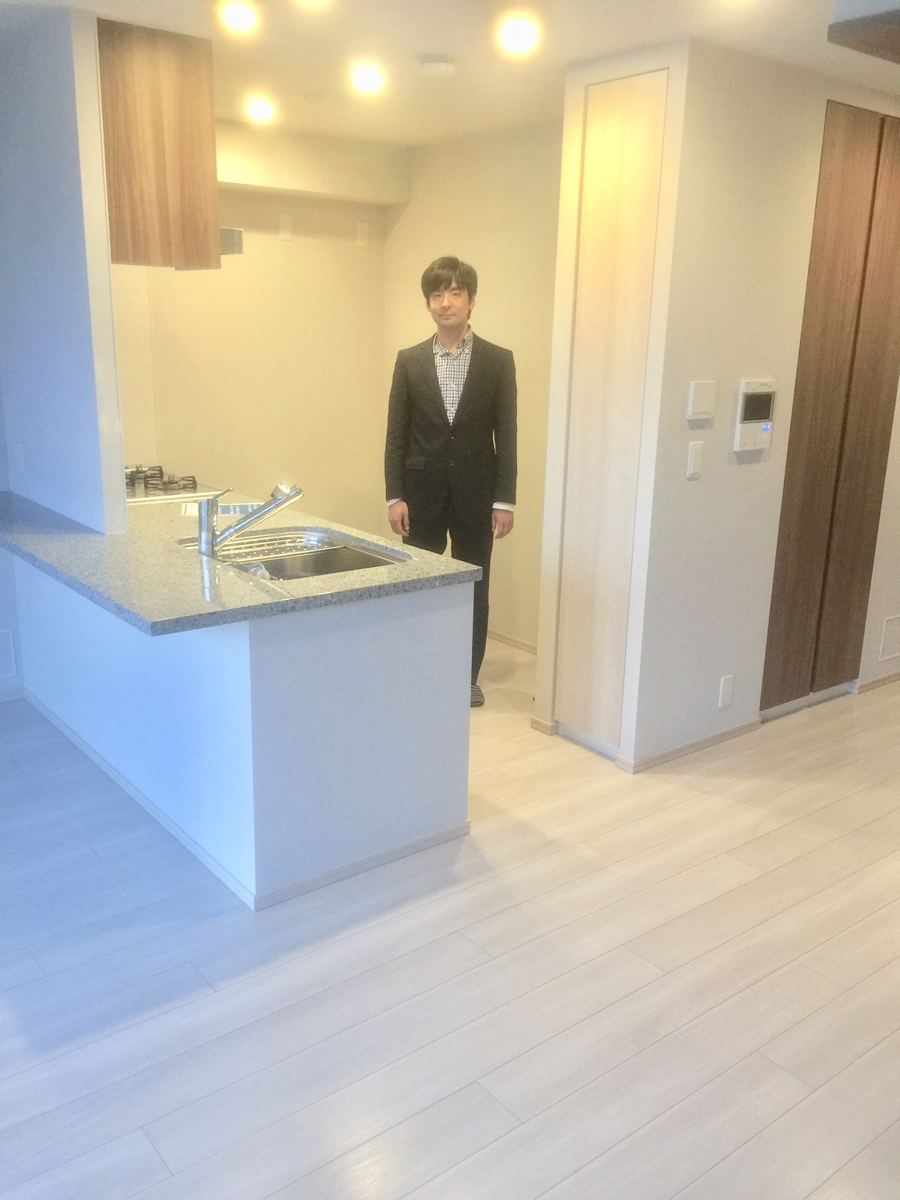 東京都世田谷区のご新築マンションで施工後の床とお客様(水性ウレタンフロアコーティング施工後)