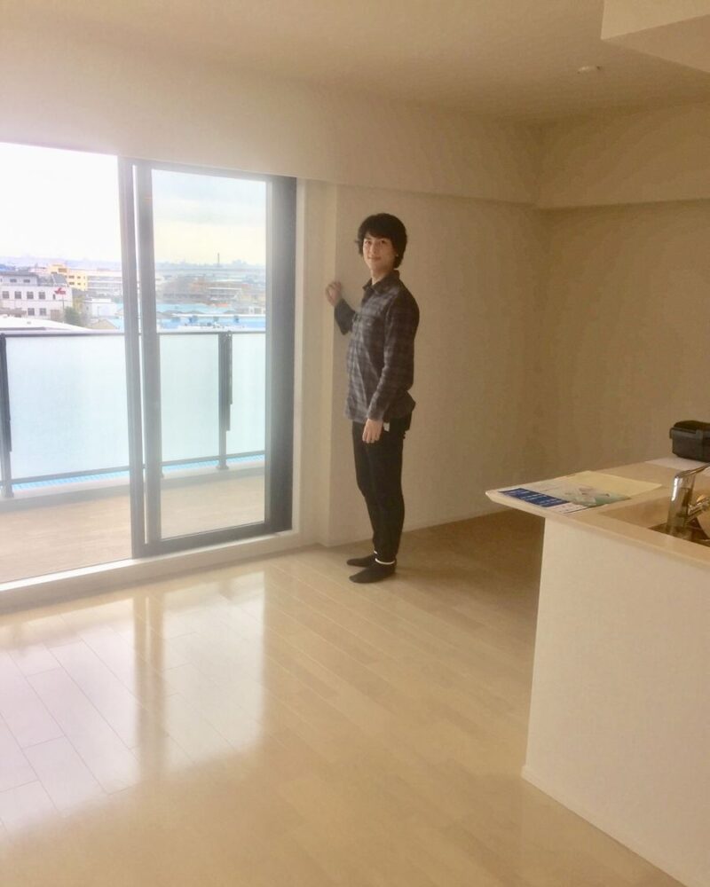 東京都世田谷区のご新築マンションで施工後の床とお客様（UVフロアコーティング施工後）