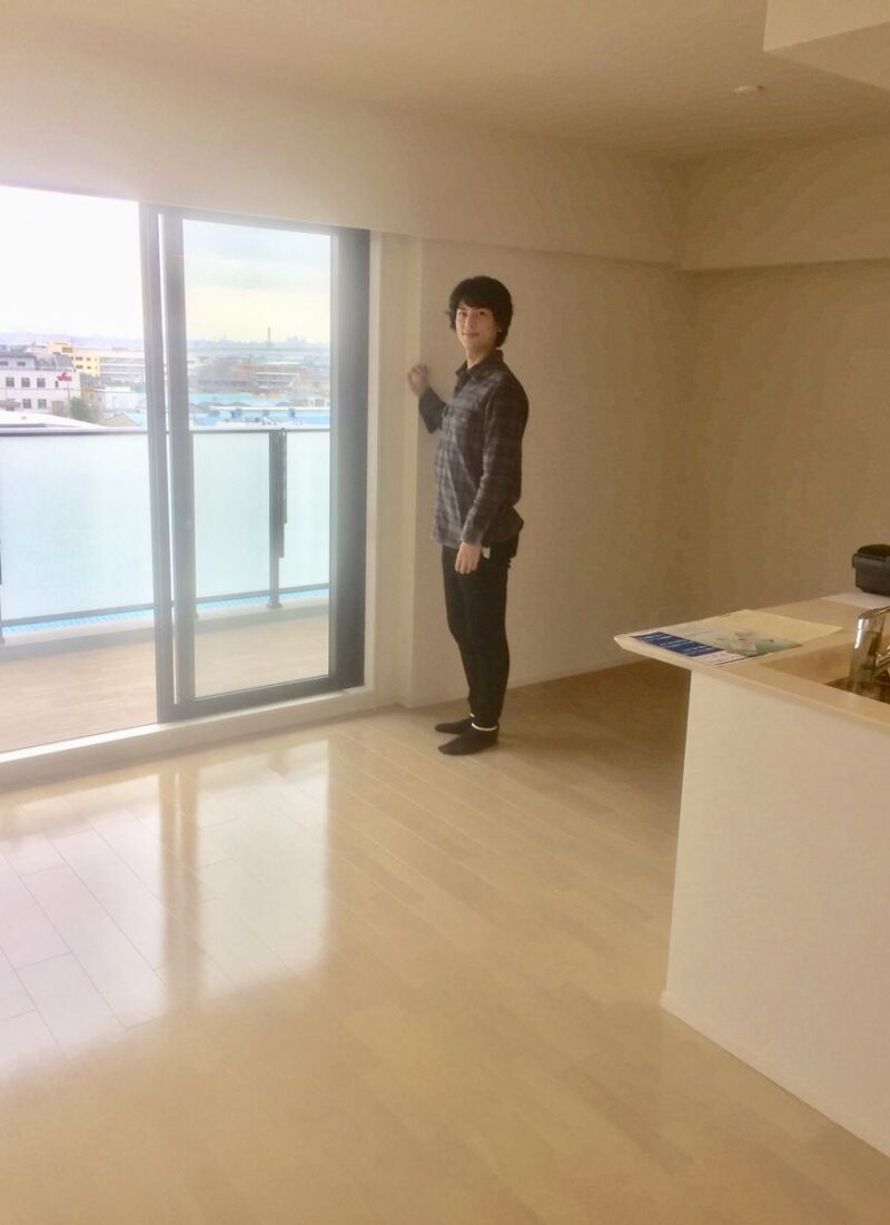 東京都世田谷区のご新築マンションで施工後の床とお客様（UVフロアコーティング施工後）