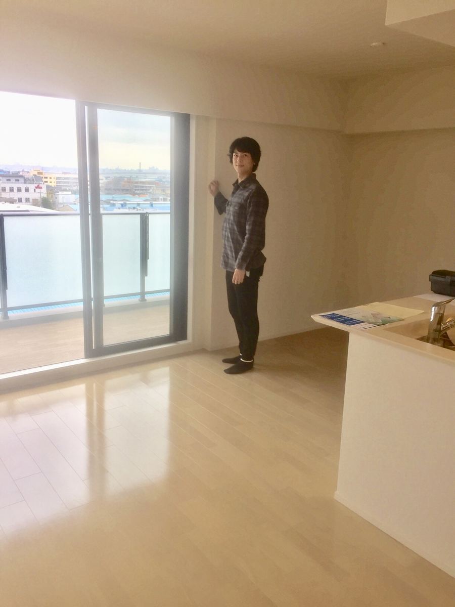 東京都世田谷区のご新築マンションで施工後の床とお客様(UVフロアコーティング施工後)
