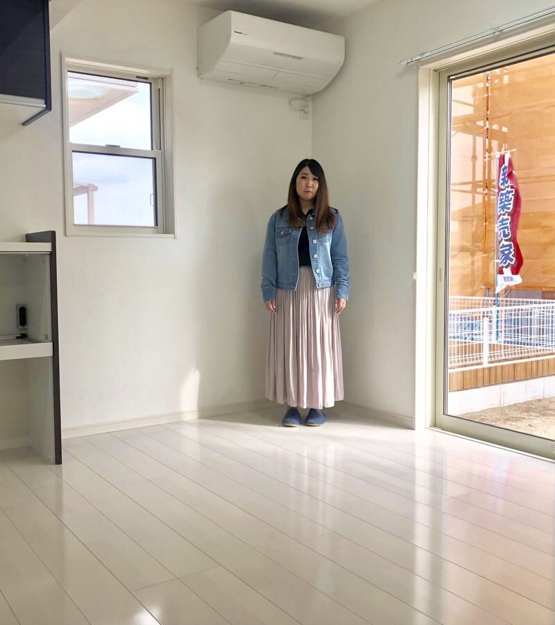 東京都世田谷区のご新築戸建てで施工後の床とお客様（UVフロアコーティング施工後）