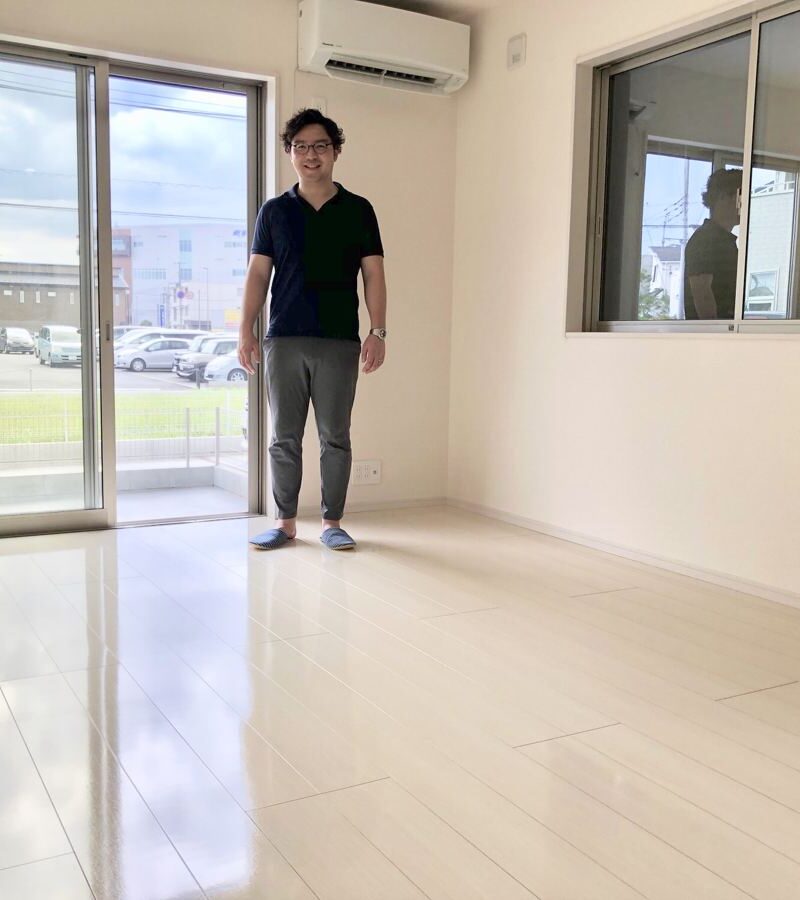 東京都世田谷区のご新築戸建てで施工後の床とお客様（UVフロアコーティング施工後）