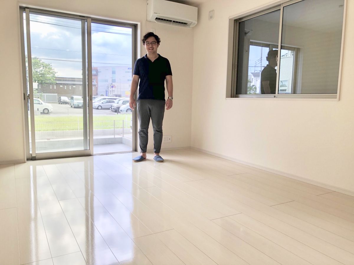 東京都世田谷区のご新築戸建てで施工後の床とお客様(UVフロアコーティング施工後)