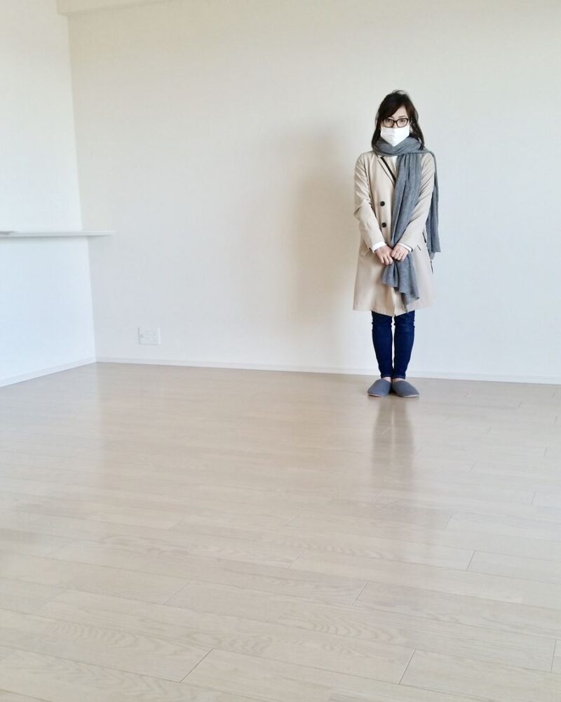 東京都世田谷区のご新築マンションで施工後の床とお客様（ワンニャンすべらんフロアコーティング施工後）