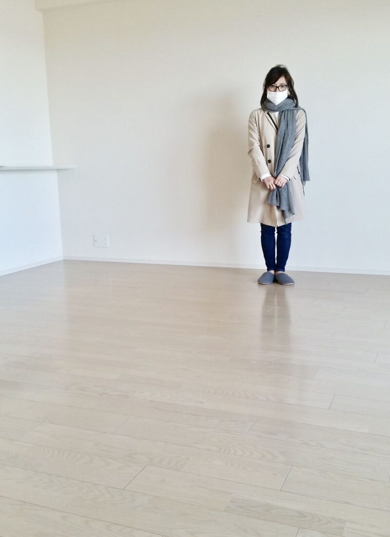 東京都世田谷区のご新築マンションで施工後の床とお客様（ワンニャンすべらんフロアコーティング施工後）